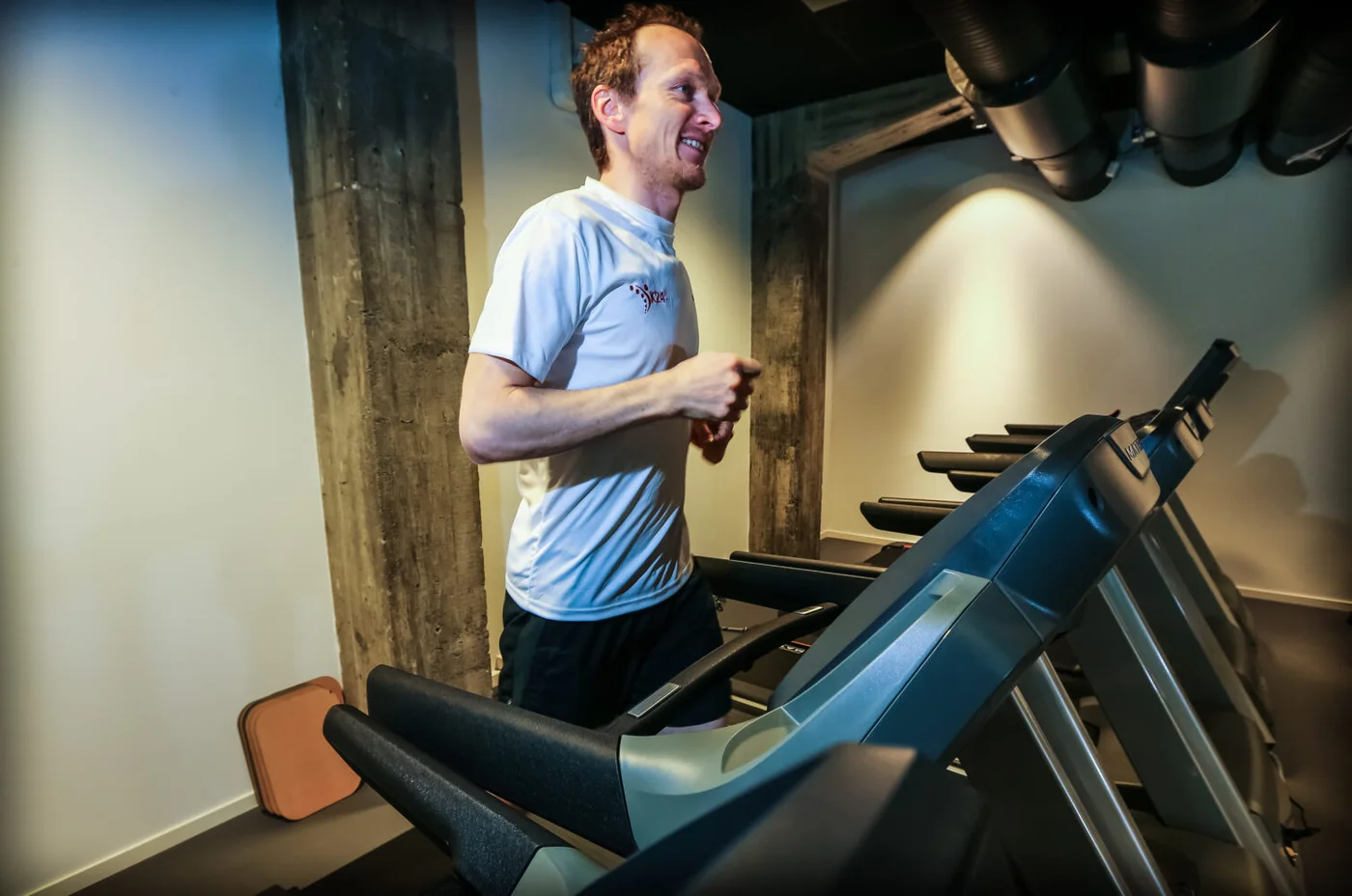 Løper på tredemølle hos Klinikk24